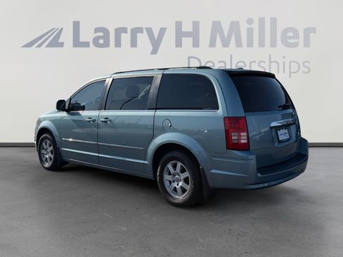 Used 2010 Chrysler Town & Country Touring FWD image 4