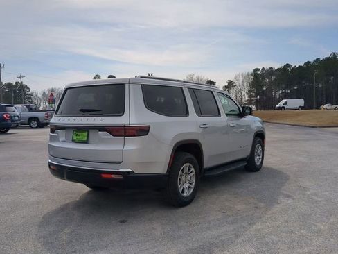 Used 2024 Jeep Wagoneer Base w/ Convenience Group I image 10