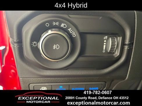 Used 2025 Jeep Wrangler Unlimited Sahara AWD/4WD image 36