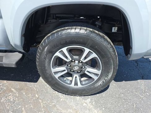 Used 2018 Toyota Tacoma TRD Sport AWD/4WD image 56