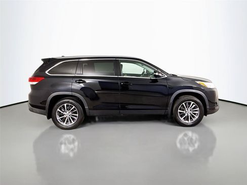 Used 2019 Toyota Highlander XLE AWD/4WD image 18