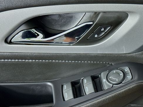 Used 2022 Chevrolet Traverse LT FWD image 22
