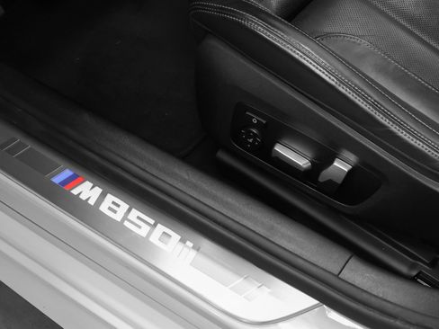 Used 2022 BMW M850i xDrive image 32