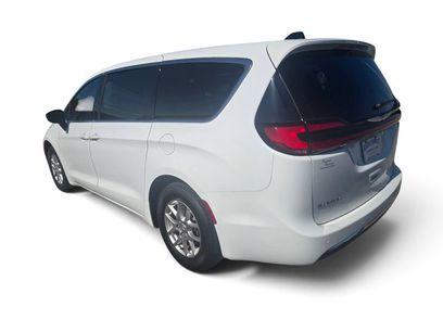 Used 2025 Chrysler Pacifica Select