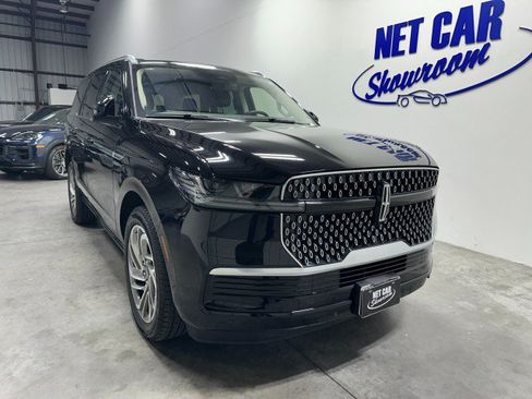 Used 2025 Lincoln Navigator Reserve AWD/4WD image 6