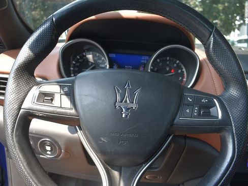 Used 2020 Maserati Levante AWD/4WD image 13