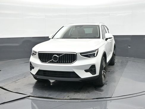 Used 2023 Volvo XC40 B5 Plus w/ Protection Package Premier image 12