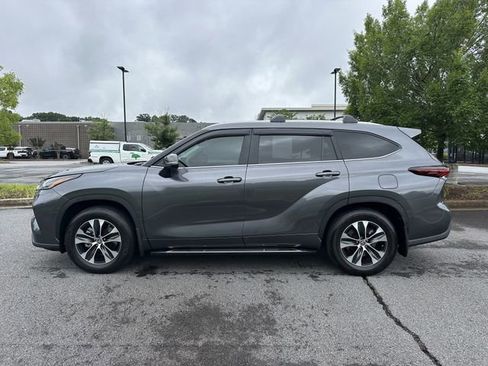 Used 2024 Toyota Highlander XLE FWD image 6