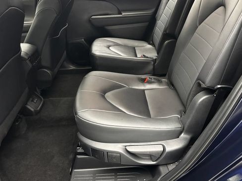 Used 2025 Toyota Highlander XLE AWD/4WD image 35