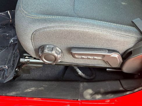 Used 2025 Jeep Wrangler Sahara image 23