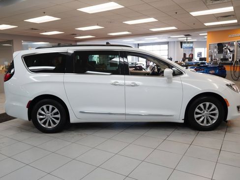 Used 2017 Chrysler Pacifica Touring-L image 12