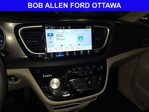 Used 2023 Chrysler Pacifica Touring-L FWD image 9