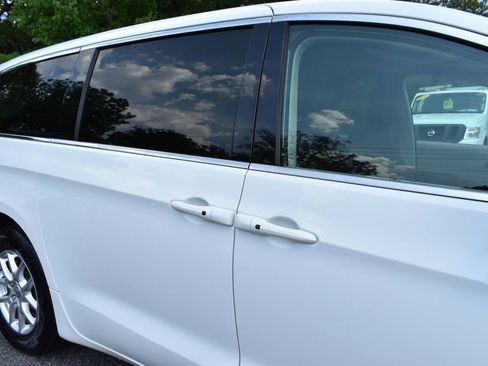 Used 2022 Chrysler Voyager LX FWD image 33