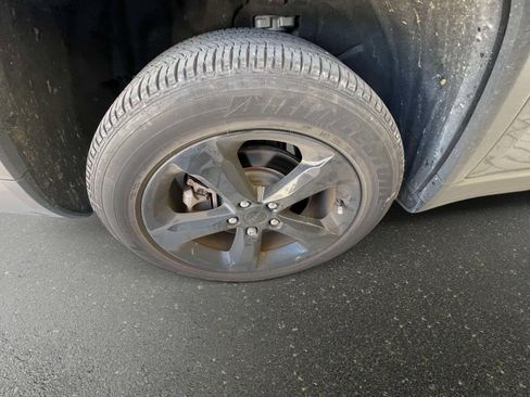 Used 2024 Jeep Grand Cherokee L Altitude AWD/4WD image 5