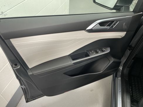 New 2025 Volkswagen Taos SEL image 5