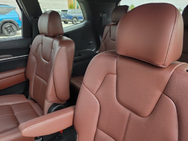 Used 2024 Kia Telluride EX w/ EX Captain's Chair Package AWD/4WD image 13