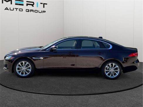 Used 2018 Jaguar XF Premium image 5