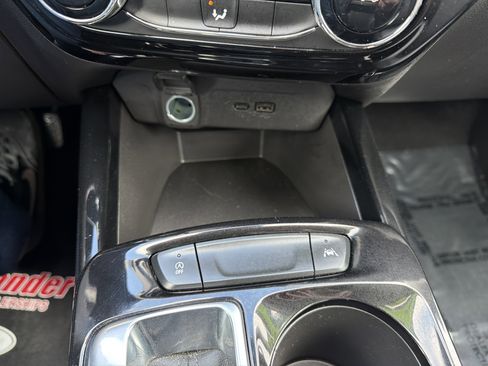 Used 2025 Chevrolet Trax LT image 27