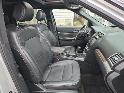 Used 2017 Ford Explorer Limited w/ Equipment Group 301A AWD/4WD image 6