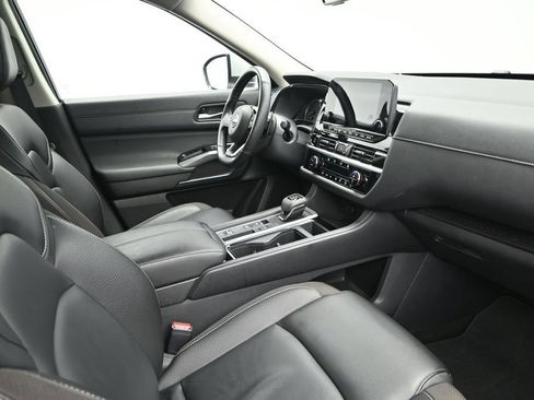 Used 2025 Nissan Pathfinder SL FWD image 6