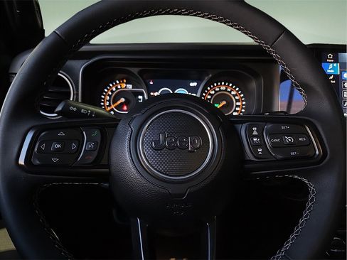 Used 2025 Jeep Gladiator Mojave image 25