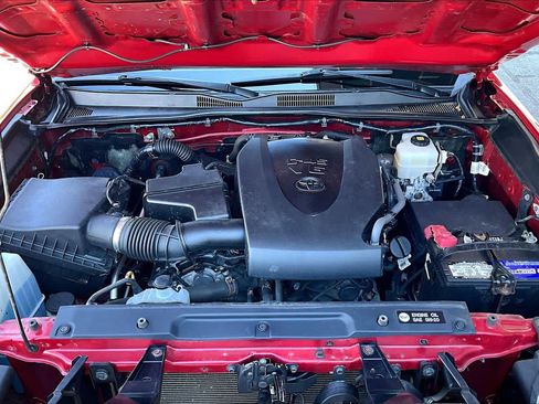 Certified 2018 Toyota Tacoma TRD Off-Road AWD/4WD image 30