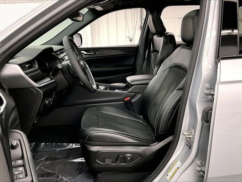 Used 2024 Jeep Grand Cherokee Altitude AWD/4WD image 24