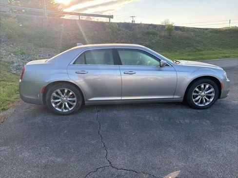 Used 2018 Chrysler 300 Touring L image 15