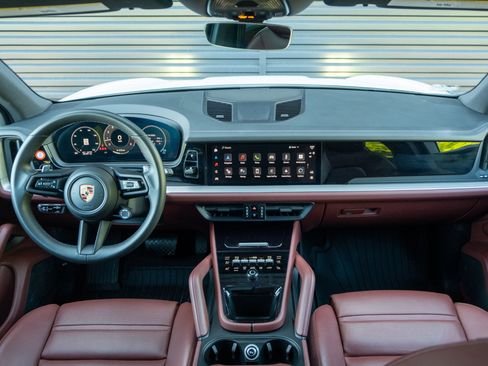 Certified 2024 Porsche Cayenne AWD/4WD image 6