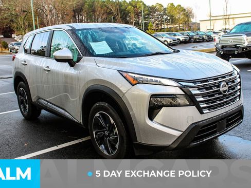 Used 2024 Nissan Rogue SV image 3