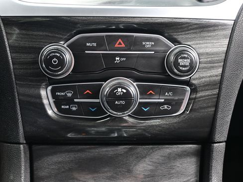 Used 2018 Chrysler 300 Touring image 20