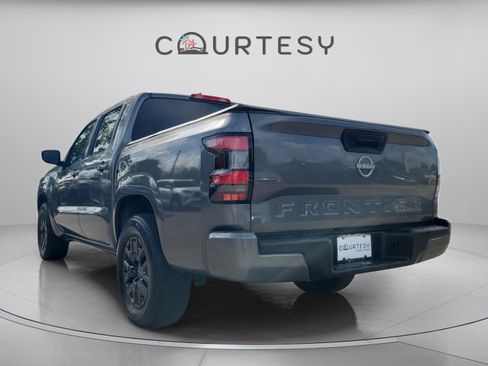 Used 2022 Nissan Frontier SV image 2