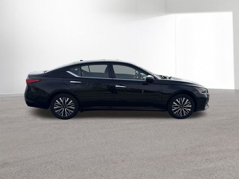 Used 2024 Nissan Altima 2.5 SV FWD image 32