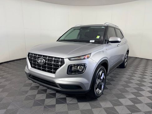 Used 2025 Hyundai Venue SEL FWD image 3