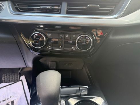 Used 2025 Chevrolet Trax LT w/ LT Convenience Package image 37