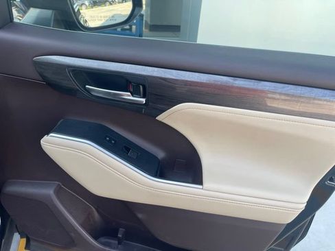 Used 2020 Toyota Highlander Limited AWD/4WD image 25