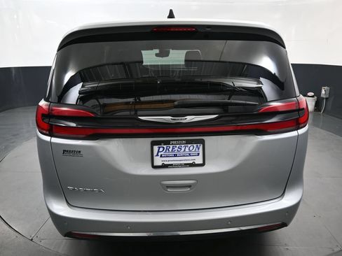 Used 2024 Chrysler Pacifica Touring-L FWD image 8