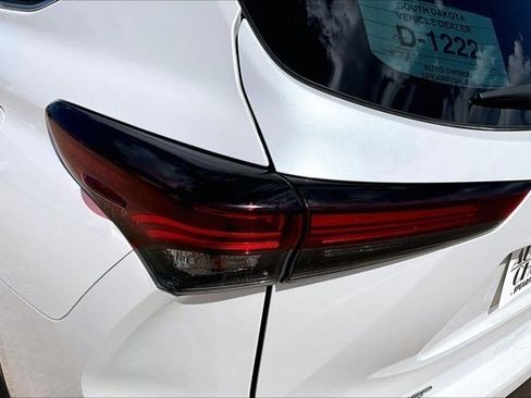 Used 2024 Toyota Highlander LE AWD/4WD image 23