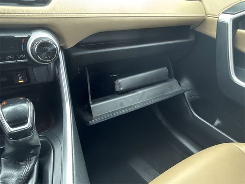 Used 2019 Toyota RAV4 Limited image 32