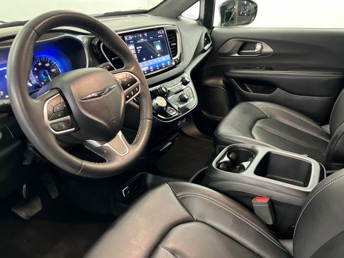 Certified 2025 Chrysler Pacifica Select FWD image 16