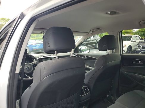 Used 2017 Kia Sorento FWD image 16