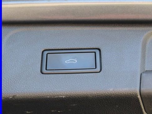 Used 2025 Volkswagen Atlas SE AWD/4WD image 12