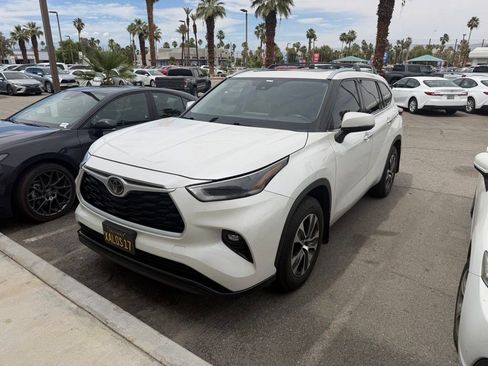Used 2021 Toyota Highlander XLE FWD image 3