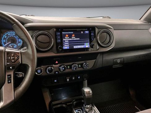 Used 2019 Toyota Tacoma TRD Off-Road AWD/4WD image 10