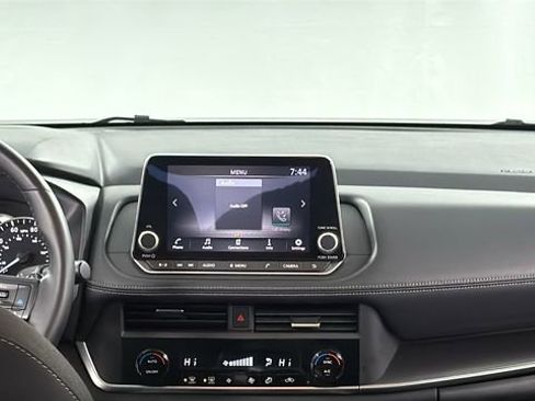 Certified 2025 Nissan Rogue SV image 17