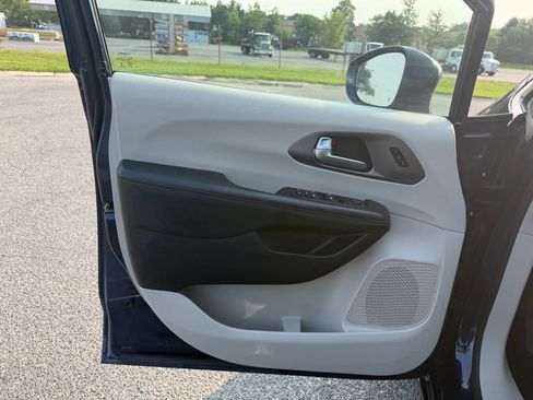 Used 2020 Chrysler Pacifica Touring-L FWD image 11
