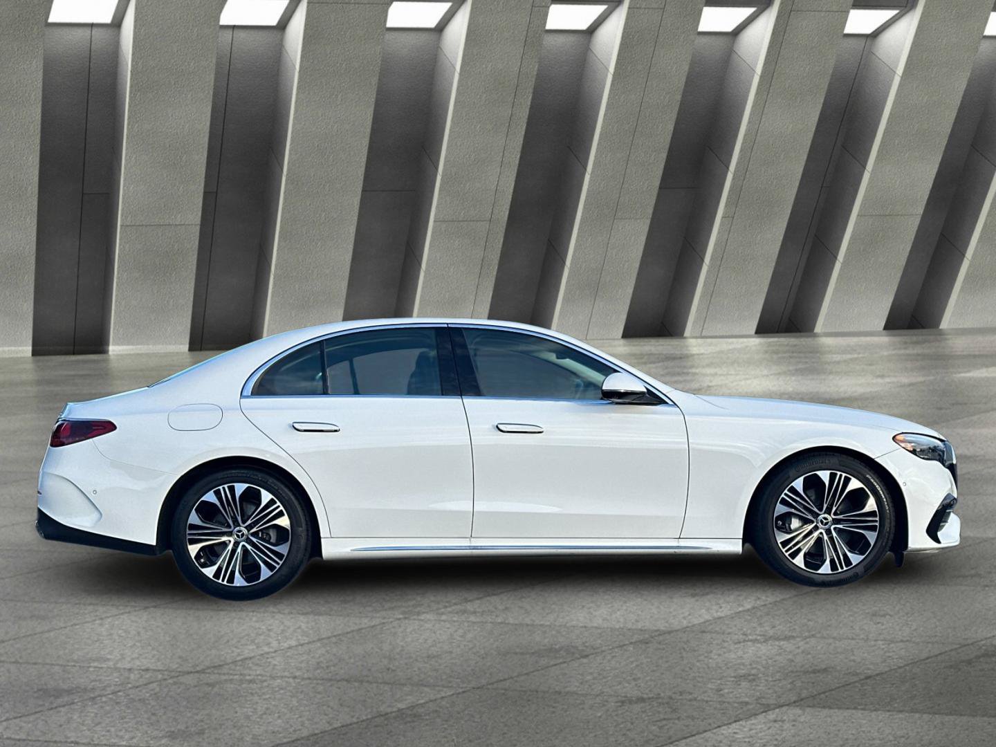 Used 2025 Mercedes-Benz E 350 4MATIC Sedan image 3