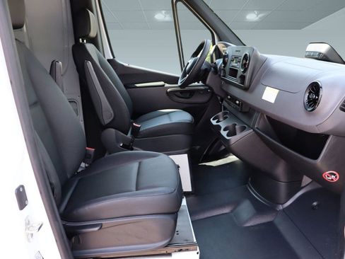 Used 2025 Mercedes-Benz Sprinter 2500 image 38