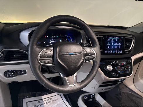 Used 2018 Chrysler Pacifica Touring Plus image 20