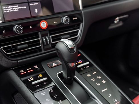 New 2026 Porsche Macan image 30